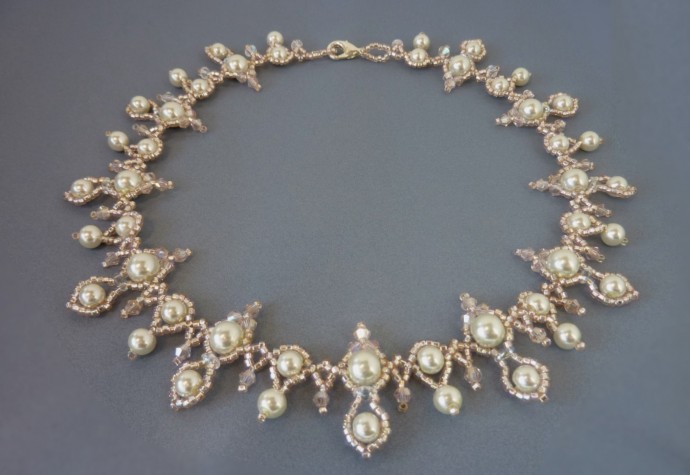 Колье из бисера и бусин