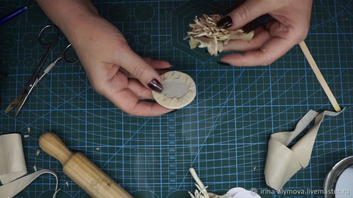 Мастерим хризантему из кожи: часть 2