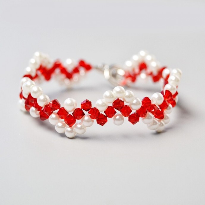 ​Яркий браслет из бисера