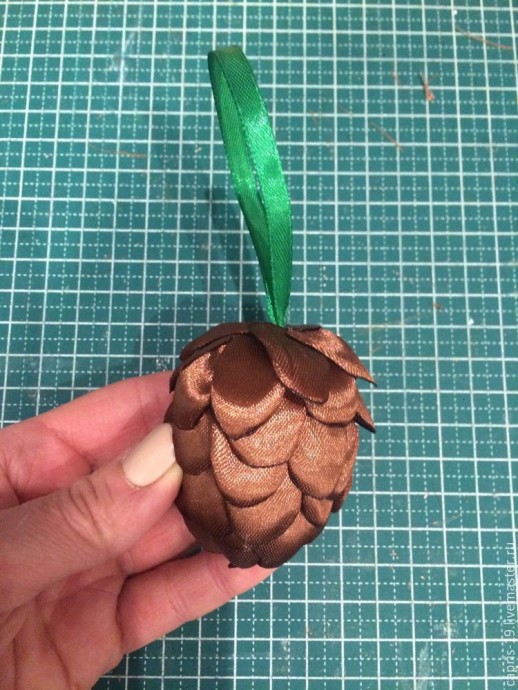 Делаем новогоднюю шишку из атласной ленты: часть 2