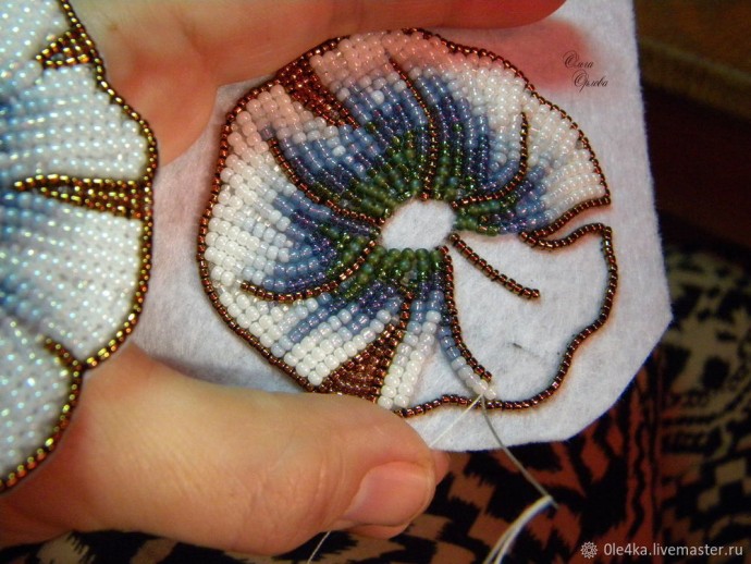 Вышиваем бисером колье "Голубые цветы": часть 1