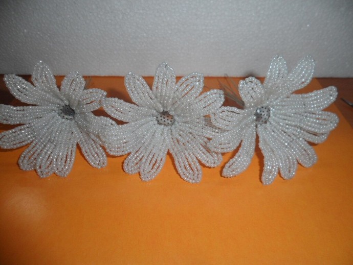 Ромашки из бисера