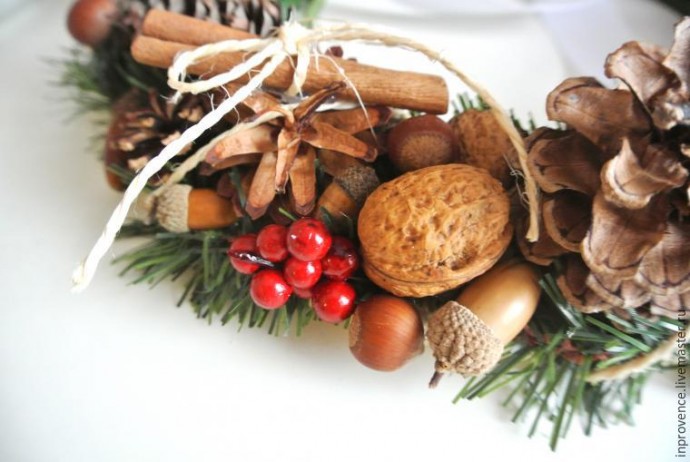 Венок из шишек и орехов Венок из шишек и орехов