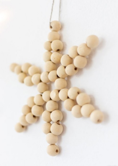 Снежинки из бусин