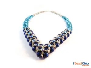 ​Колье "Уголок" с синими бусинами и бисерной сеткой
