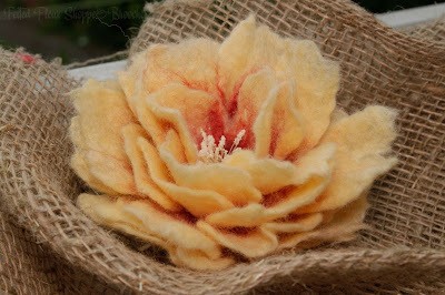 Мокрое валяние: цельноваляный пион, часть 3