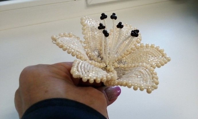 Бежевые цветочки из бисера