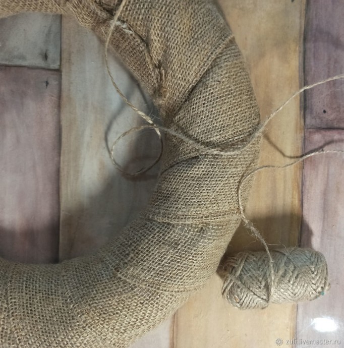 Рождественский венок с шишками и домиком: часть 3