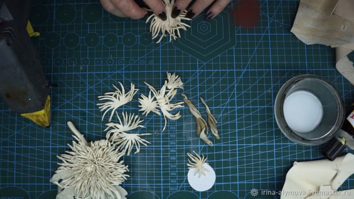 Мастерим хризантему из кожи: часть 2