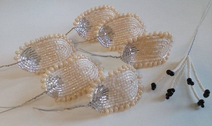 Бежевые цветочки из бисера