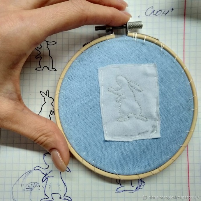 Брошь из бисера с кроликом Брошь из бисера с кроликом