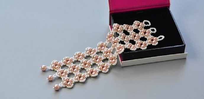 Широкий браслет из бисера и бусин