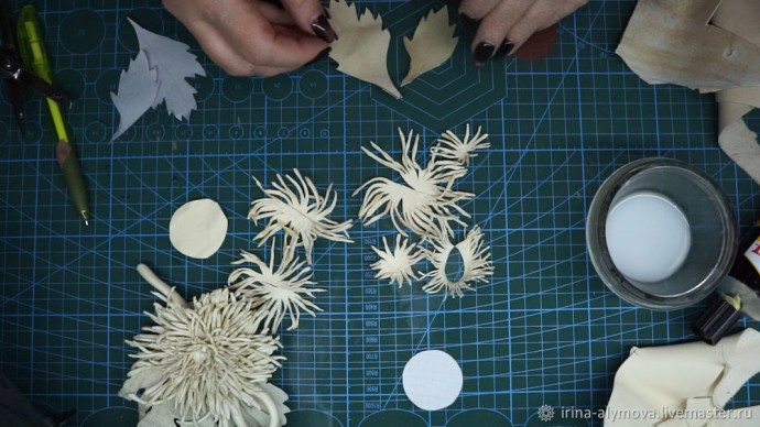 Мастерим хризантему из кожи: часть 1