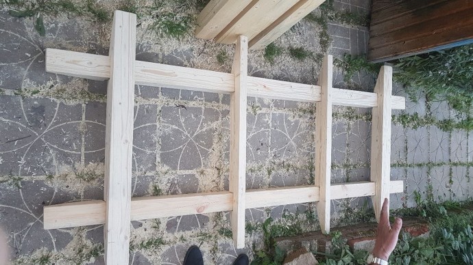 ​Самодельные деревянные качели в стиле перголы