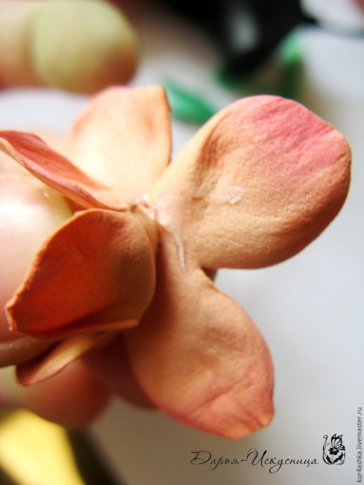 Декорируем свечу для семейного очага с цветами из фоамирана: часть 4