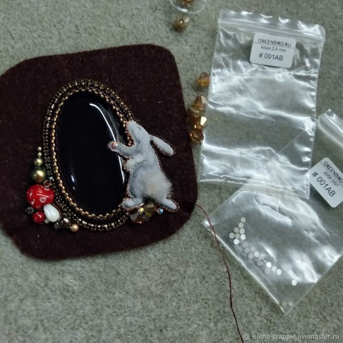 Брошь из бисера с кроликом Брошь из бисера с кроликом