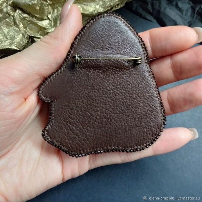 Брошь из бисера с кроликом Брошь из бисера с кроликом