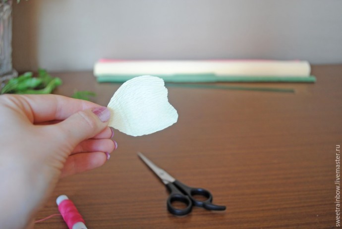 Создаем пионовидные цветы и бутоны для букета из конфет: часть 1