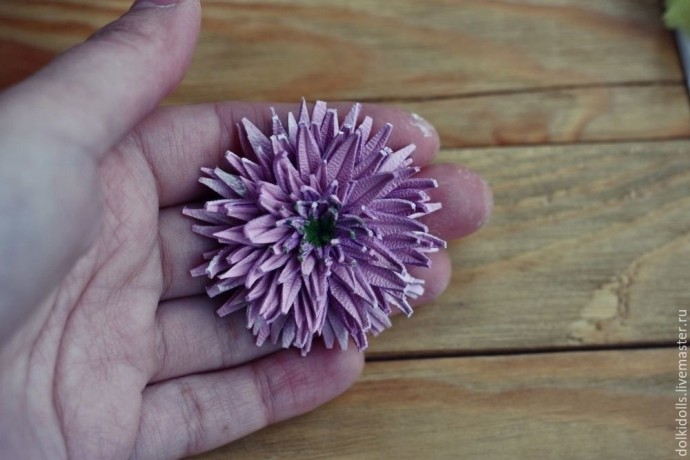 Мастерим хризантему из кожи