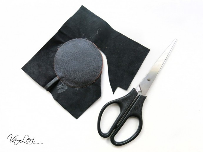 ​Изготавливаем кожаный брелок с объемным четырехлистником на удачу: часть 3