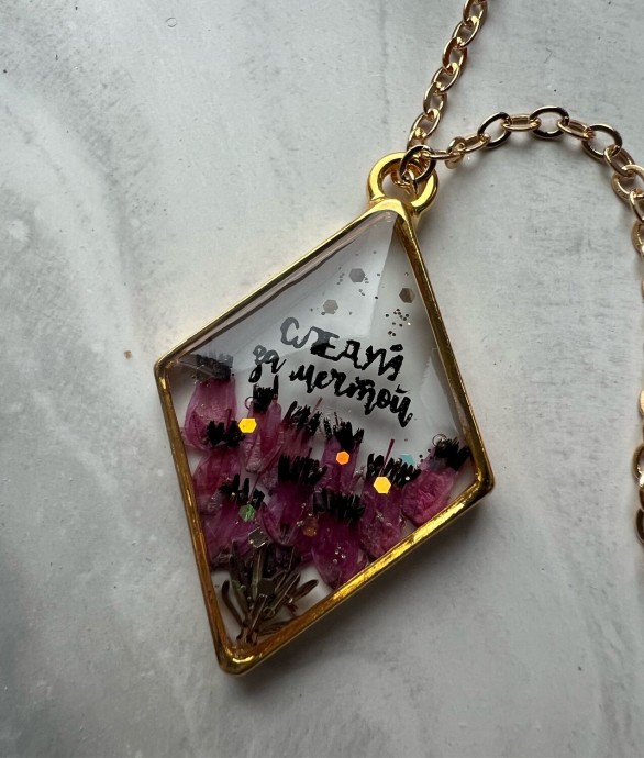 ​Подвески с надписями из смолы