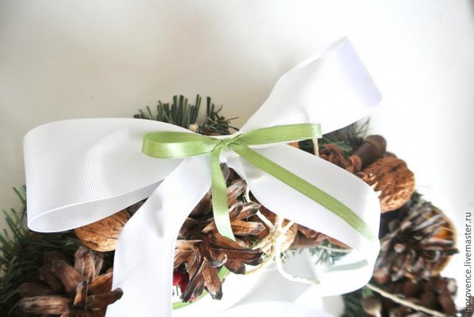 Венок из шишек и орехов Венок из шишек и орехов