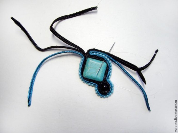 Серьги в технике сутажной вышивки Серьги в технике сутажной вышивки