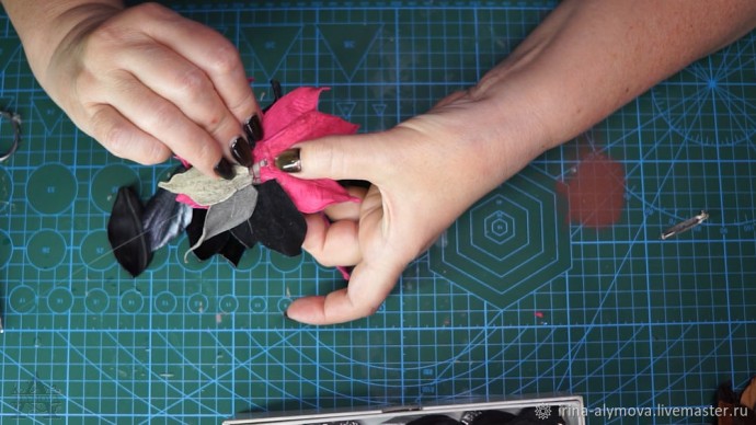 ​Делаем брошь-цветок из кожи: часть 2