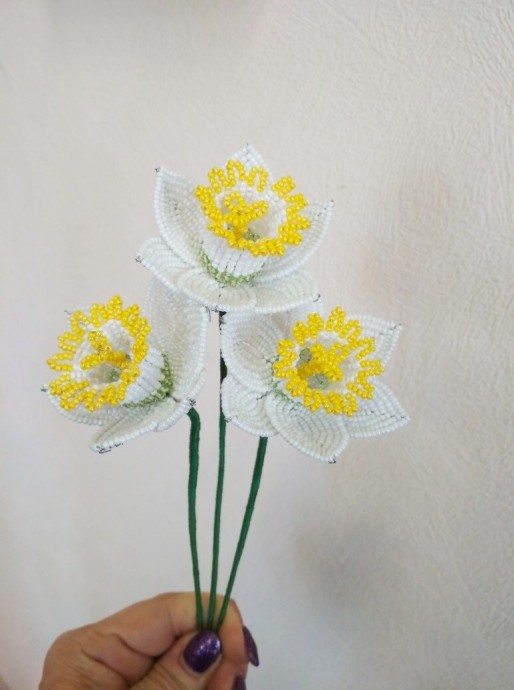 Нарциссы из бисера
