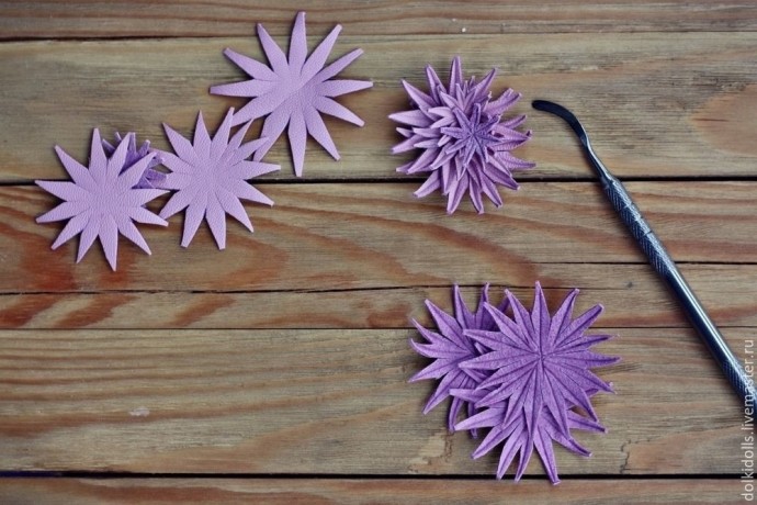 Мастерим хризантему из кожи
