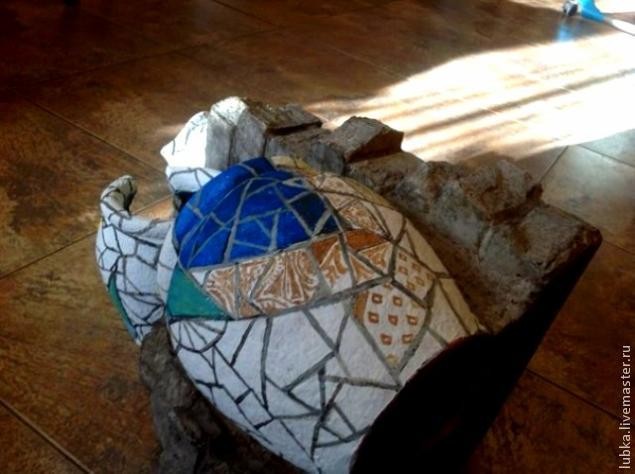 Роспись в стиле Гауди: декор паркового фонтанчика