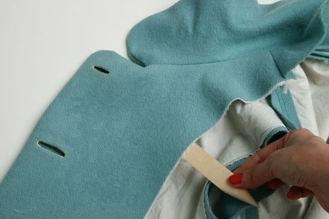 Один из способов притачивания воротника в жакетах или в пальто