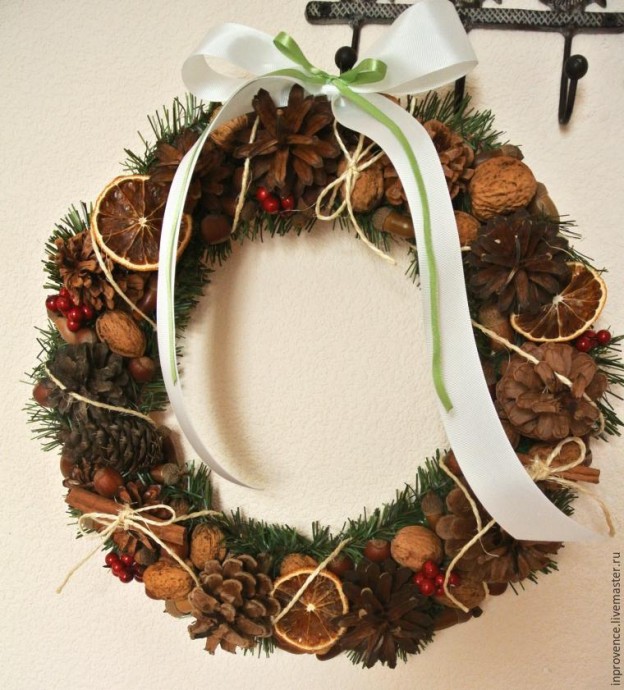 Венок из шишек и орехов Венок из шишек и орехов