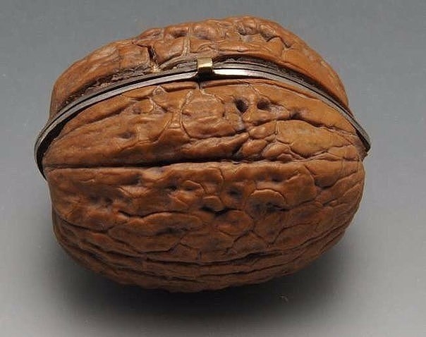 Шкатулка из грецкого ореха для хранения эфирных масел, Франция, XIX век