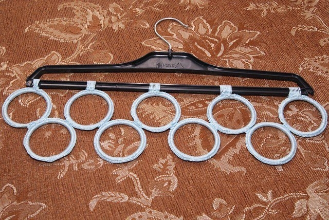 Удобная вешалка для шарфов