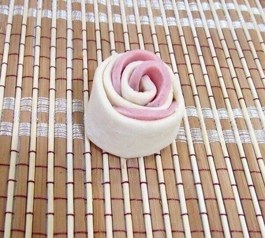 Колбасные розочки в слоеном тесте Колбасные розочки в слоеном тесте