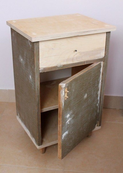 А была старая тумбочка