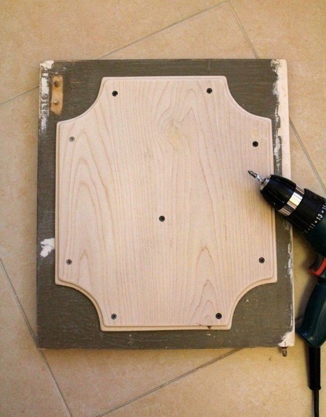 А была старая тумбочка