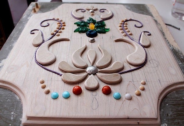 А была старая тумбочка