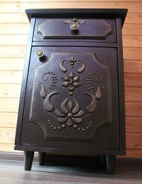 А была старая тумбочка