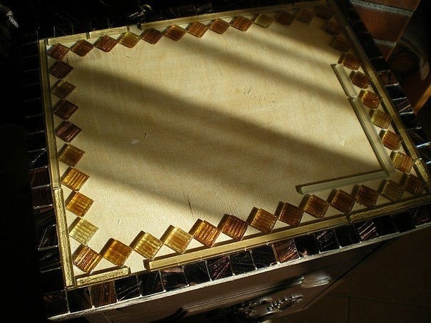 А была старая тумбочка