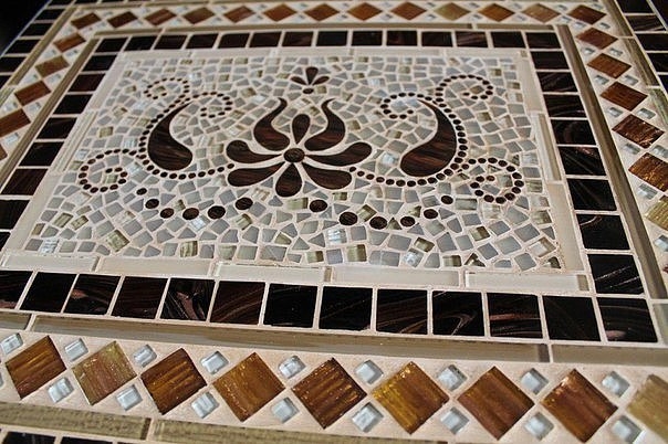 А была старая тумбочка