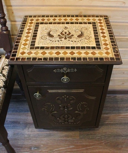 А была старая тумбочка