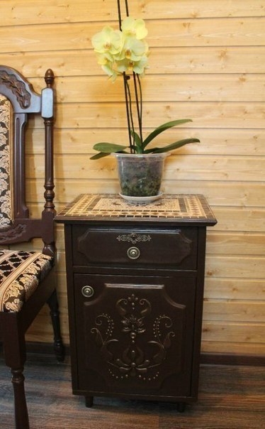 А была старая тумбочка