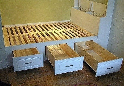 Небольшая кровать в нише однокомнатной квартиры