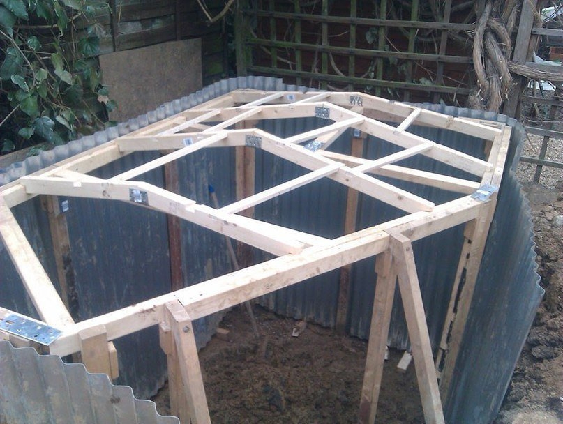 Мужчина построил нору хоббита у себя во дворе