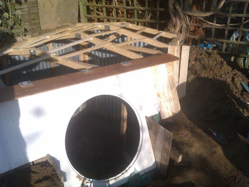 Мужчина построил нору хоббита у себя во дворе