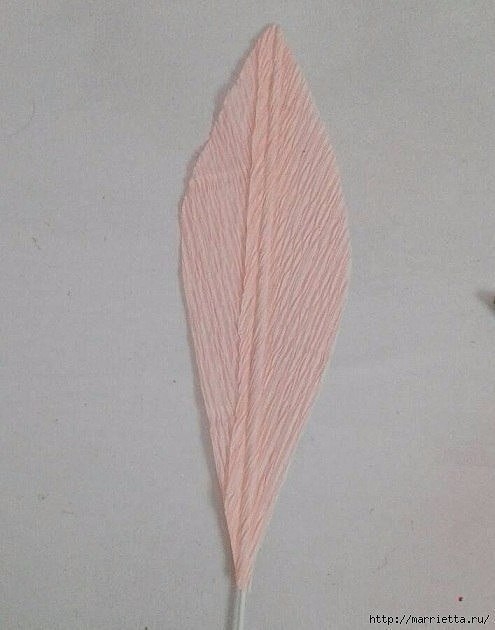 Лилии из гофрированной бумаги