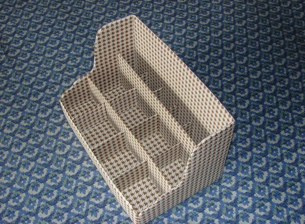 Полочка для косметики из картона и ткани