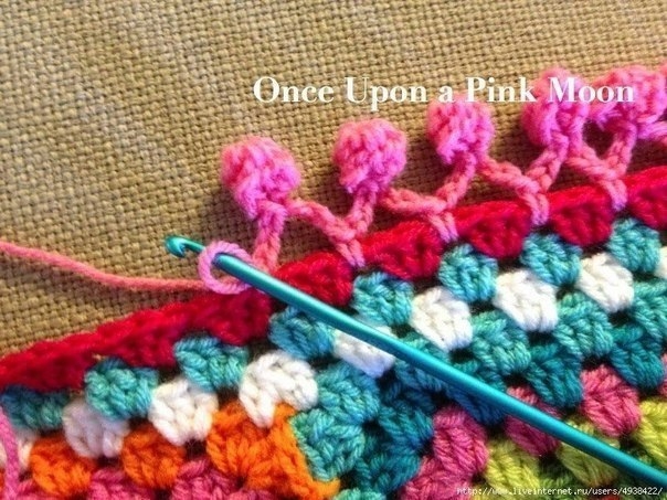 Обвязка края изделия помпонами с помощью крючка